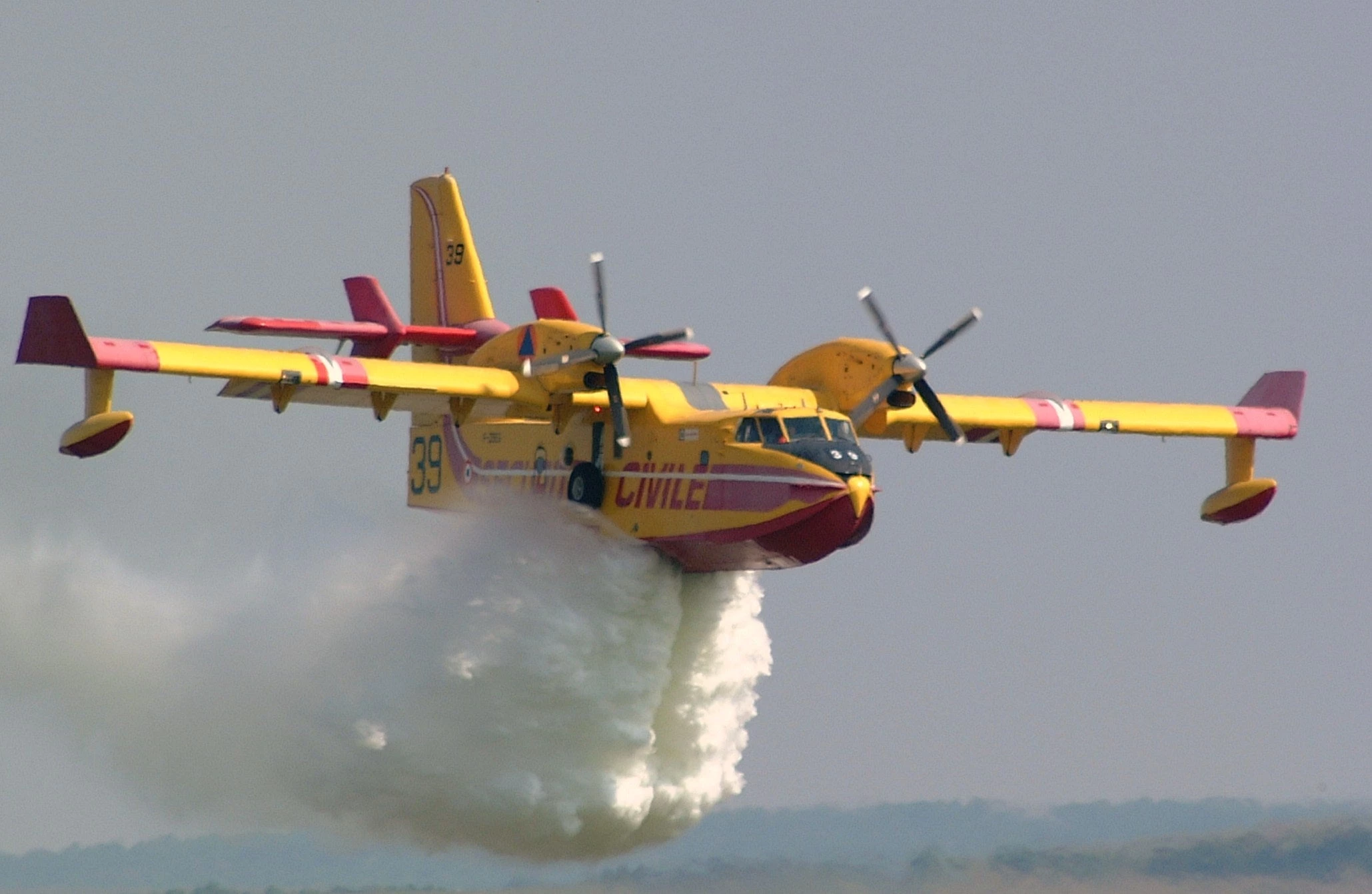Τα Canadair CL-415 της πυροσβεστικής – Δείτε βίντεο με την δράση τους